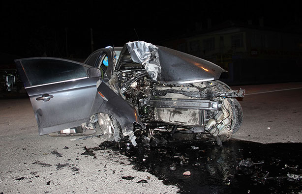 Konya'da otomobil direğe çarptı: 1 ölü, 1 yaralı