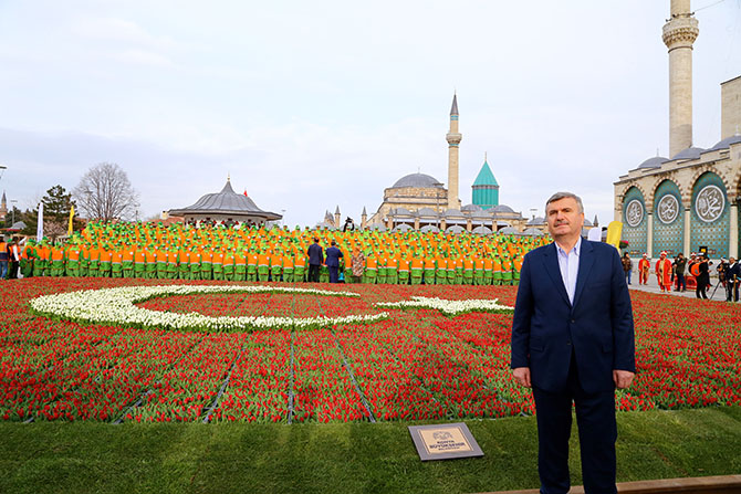 Konya'da 156 bin lale ile Türk bayrağı oluşturuldu