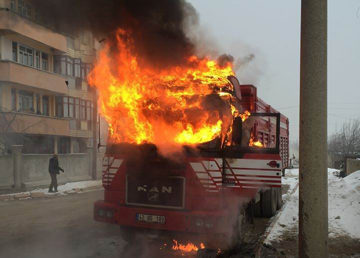 Isıtmak için altında ateş yakılan kamyon yandı