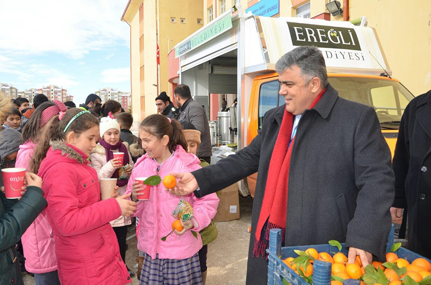 Ereğli Belediyesi’nin öğrencilere çorba ikramı sürüyor