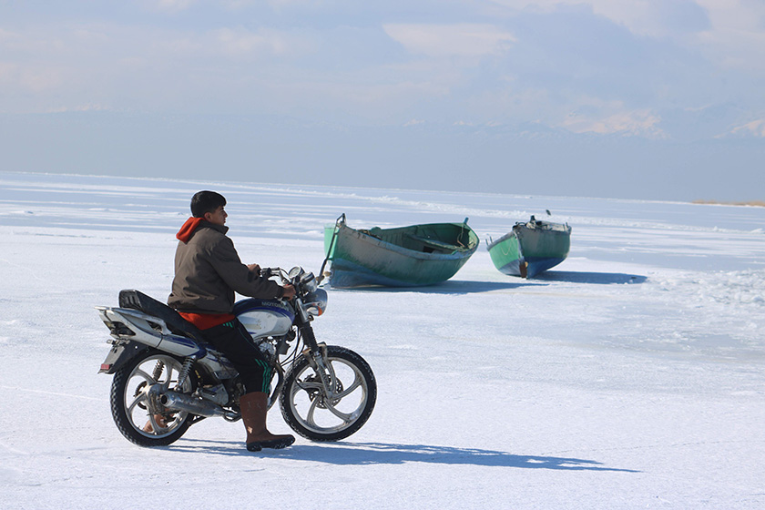 Donan gölde motosikletli gençler drift yapıp tekne kaydırdı