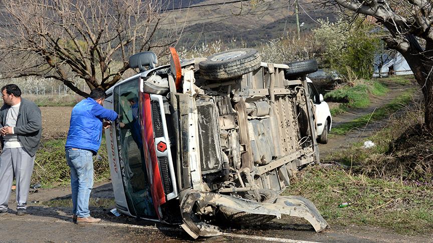 Öğretmenlerin bulunduğu minibüs devrildi: 7 yaralı