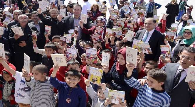 Başkan Toru'dan Öğrencilere Kitap Hediyesi