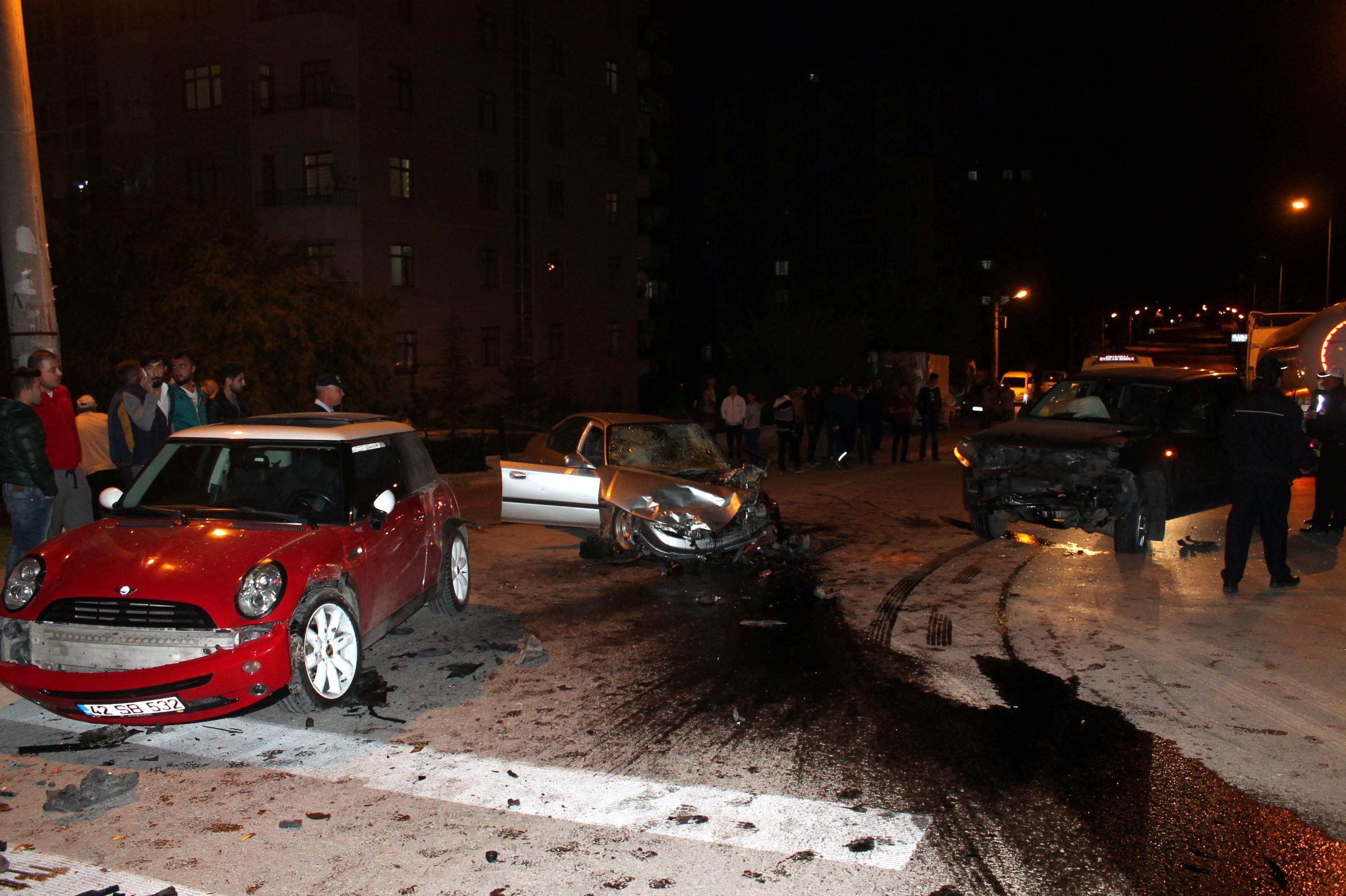 Konya'da Üç Araç Birbirine Girdi: İki Yaralı