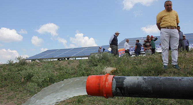 Çiftçiler için taşınabilir güneş enerjili sulama sistemi üretti