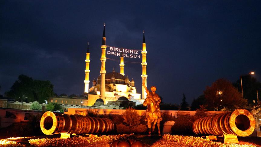 Selimiye Camisi'ne 'Birliğimiz Daim Olsun' mahyası