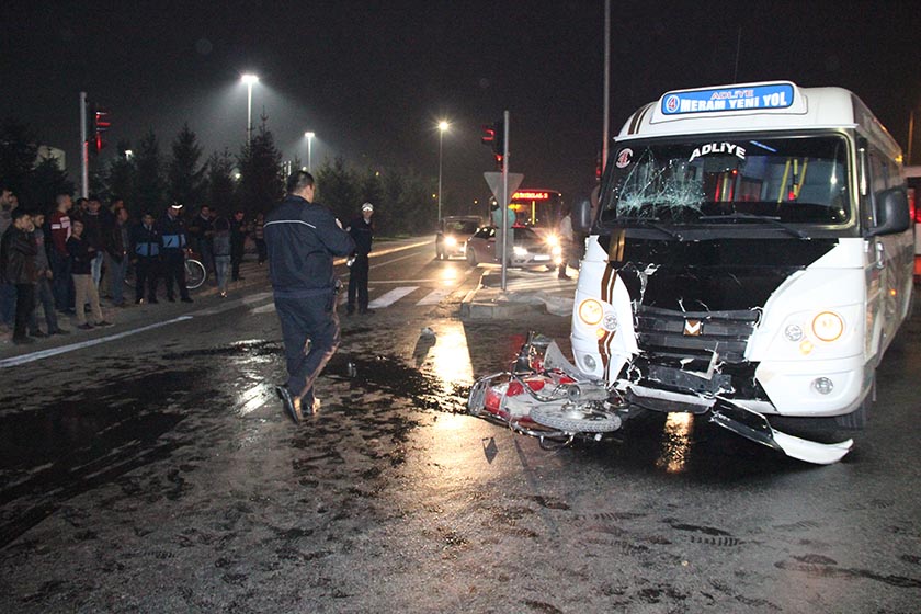 Yolcu minibüsüyle motosiklet çarpıştı: 1 ölü 1 yaralı