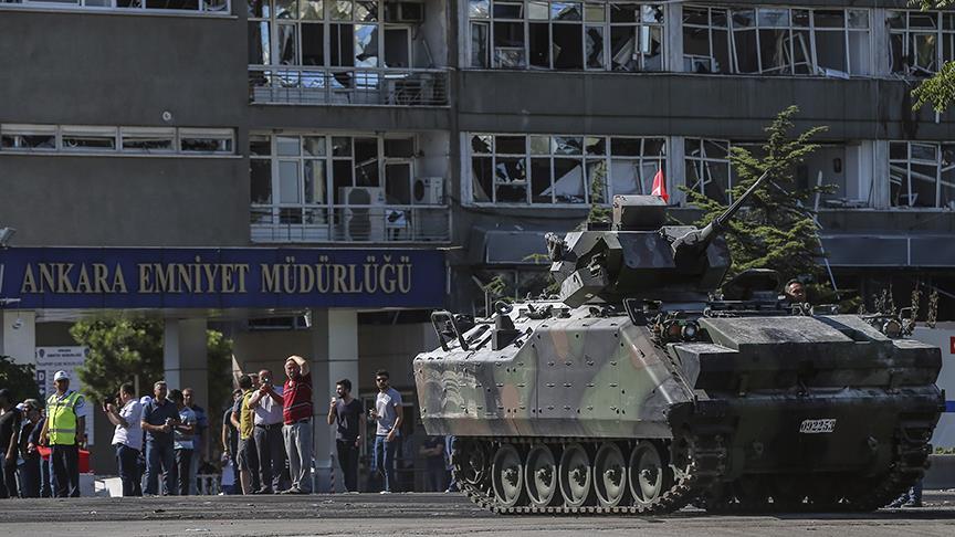 'Elinde Türk bayrağı olan yaşlı teyzeye ateş etti'