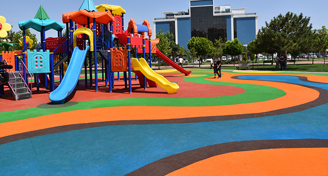 Selçuklu'da çocuk parkları renkleniyor