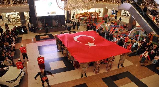 Neü Öğrencilerinden Çanakkale Zaferi Flashmob Gösterisi