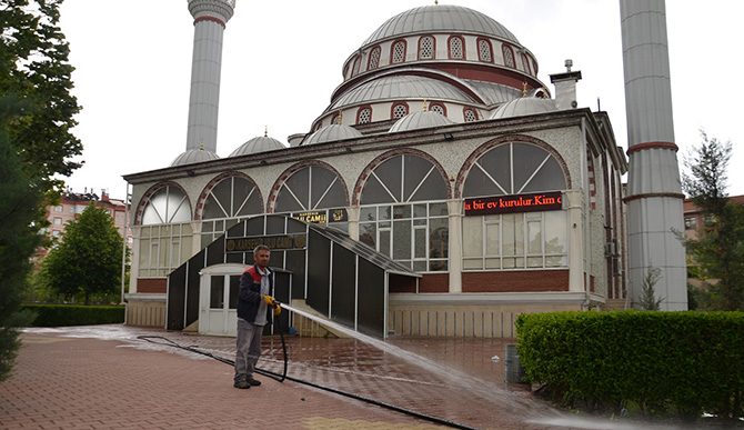 Konya'daki camilerde ramazan temizliği