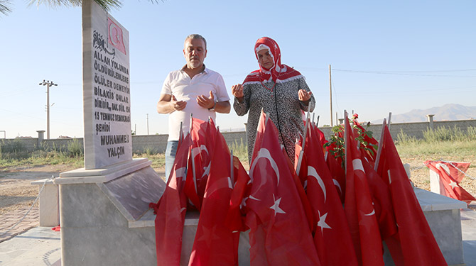 ‘Hasretimi, mezar taşının kokusuyla gideriyorum’