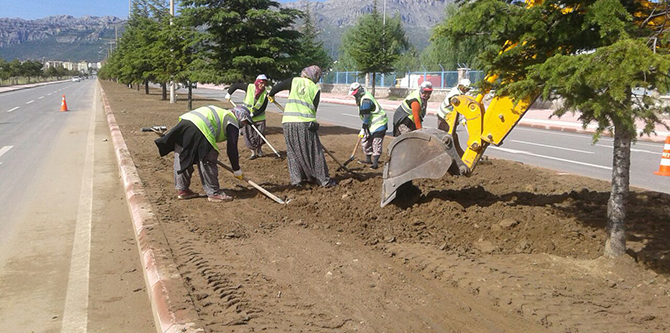 Park ve bahçelere kadın eli değdi