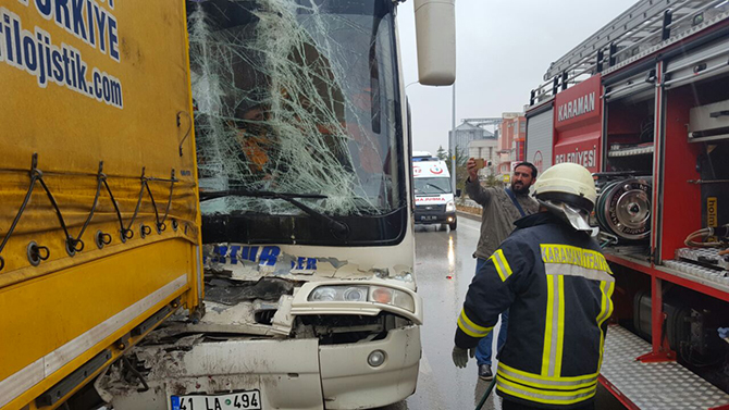 Karaman'da işçi servisi tıra çarptı: 6 yaralı