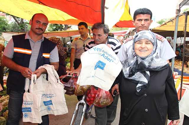 Selçuk Belediyesi 20 bin adet bez torba dağıttı