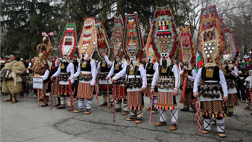 Maskelerini 'kötü ruhları korkutmak' için taktılar