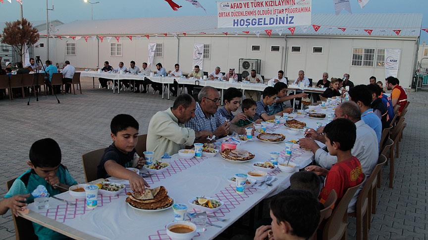 Protokole Suriyelileri oturtup 25 bin kişiye iftar verdiler