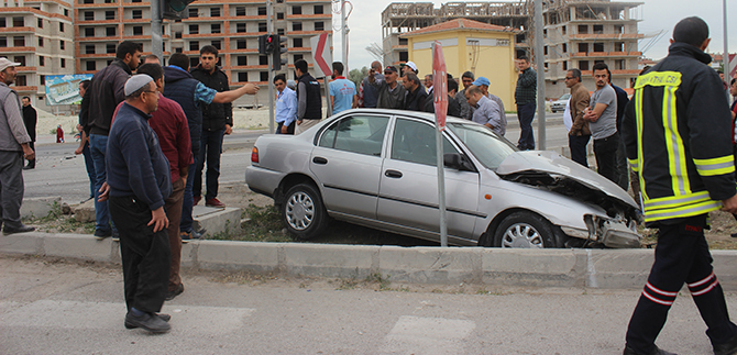 Konya'da otomobil ile minibüs çarpıştı: 8 yaralı