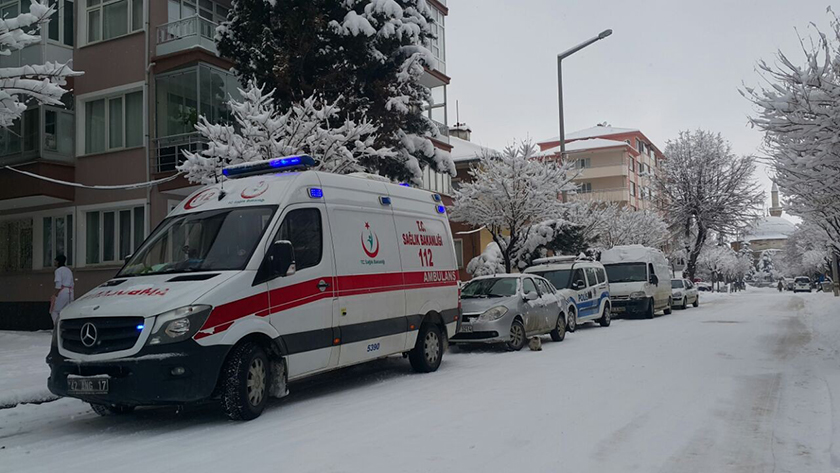 Merdiven boşluğuna düşüp hayatını kaybetti