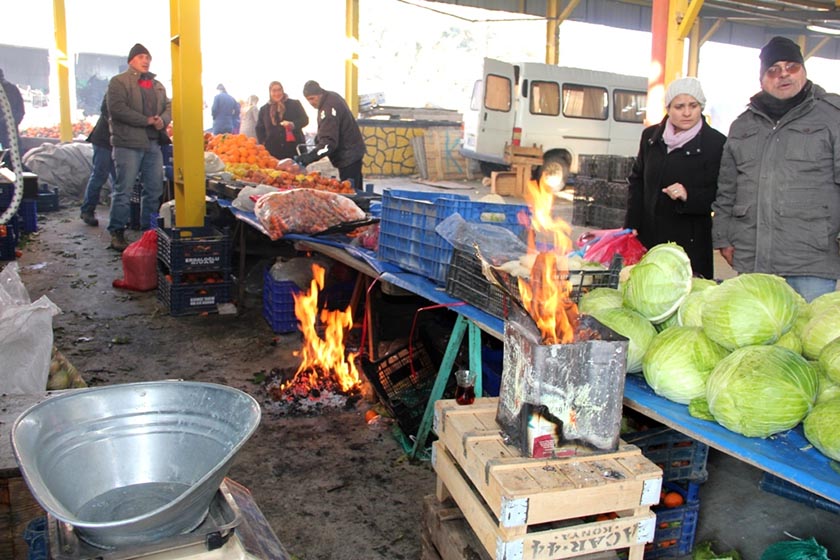 Pazarcıların soğukla mücadelesi