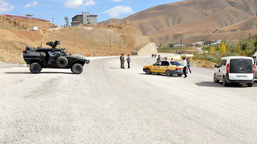 Van'da bombalı araç imha edildi