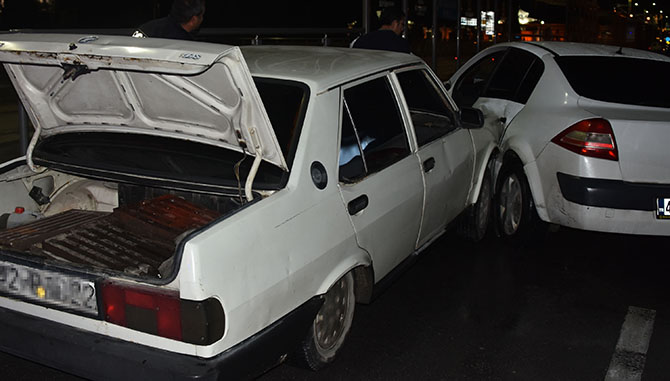 Otomobille kaçan hırsızlık zanlısı polis aracına çarpınca yakalandı