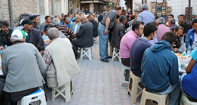 Garipler iftar sofrasında