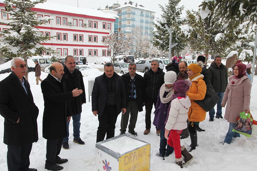 Drama öğrencilerinden sokak hayvanlarına barınak