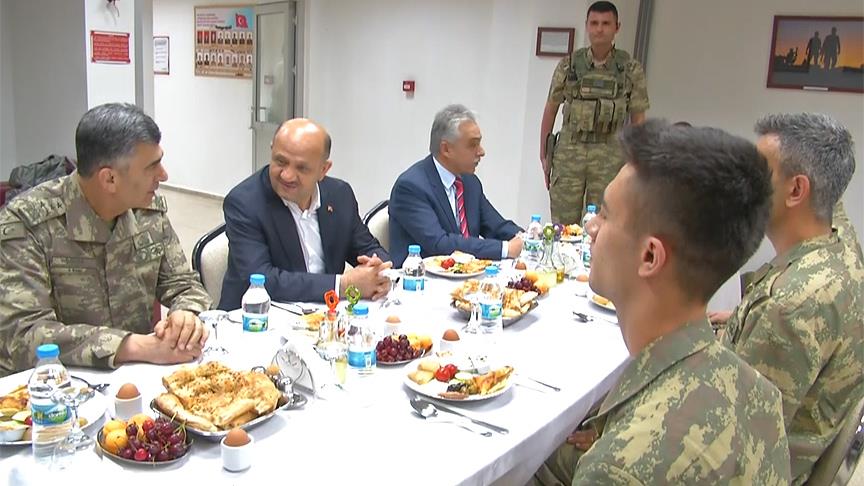 Bakan Işık, Dağlıca'daki askerlerle sahur yaptı