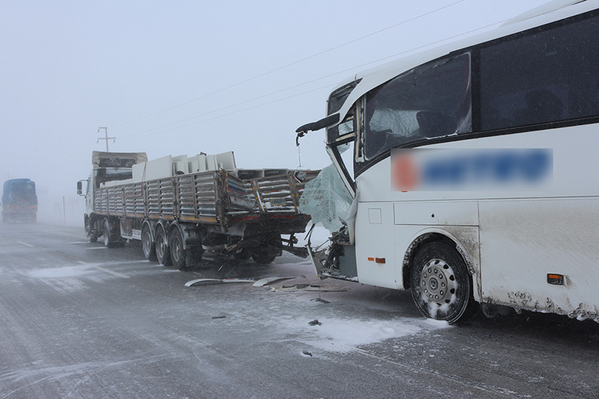 Yolcu otobüsü tıra çarptı: 1 ölü, 10 yaralı