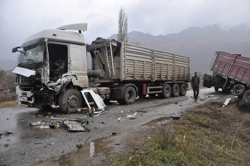 Konya’da iki TIR’ın çarpıştığı kaza ucuz atlatıldı