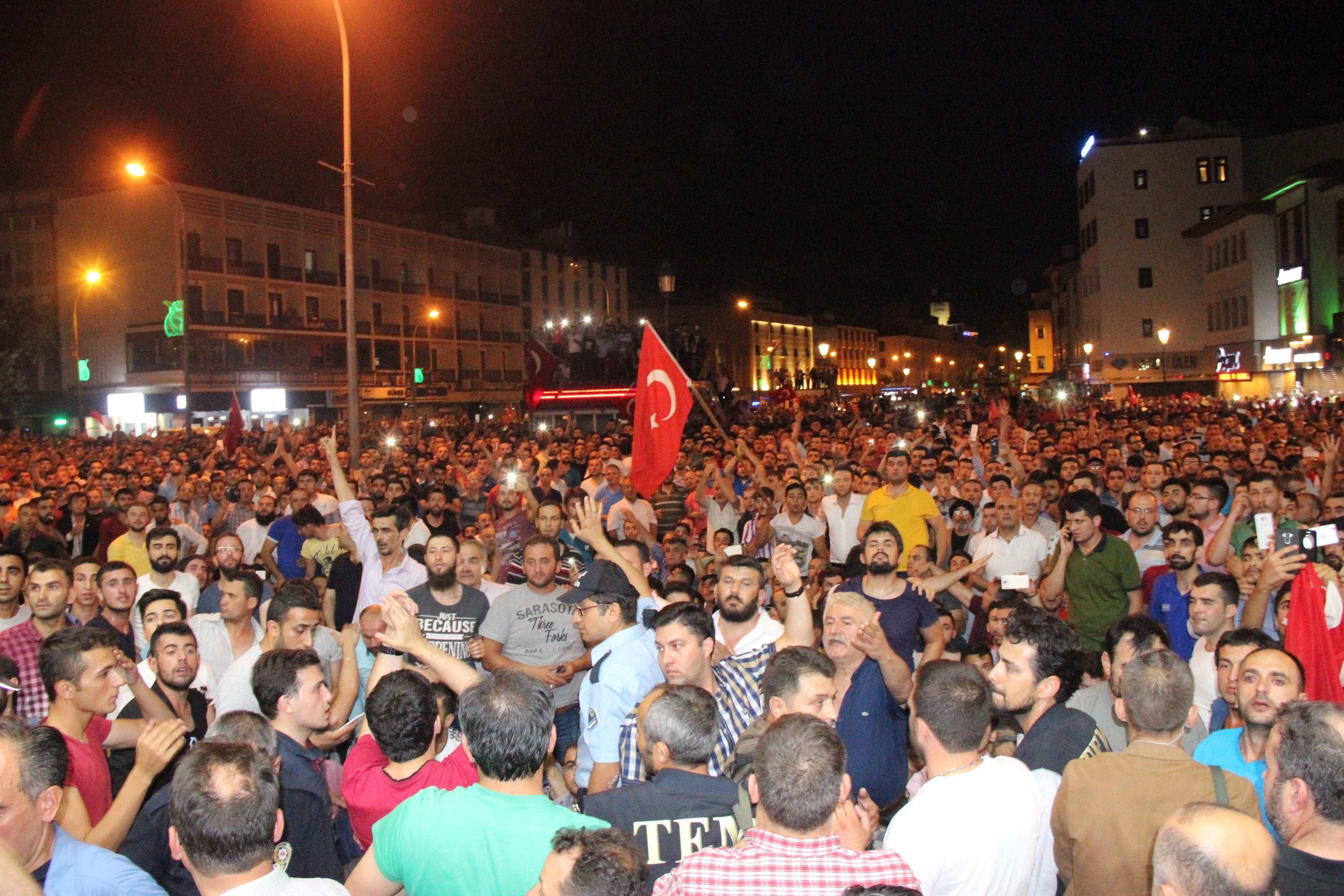 Konya’da vatandaş sokağa döküldü