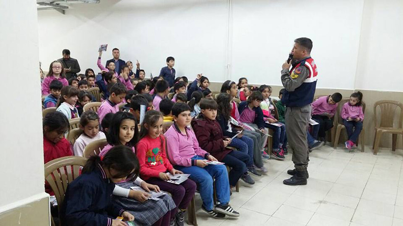 Karapınar'da jandarmadan öğrencilere trafik semineri