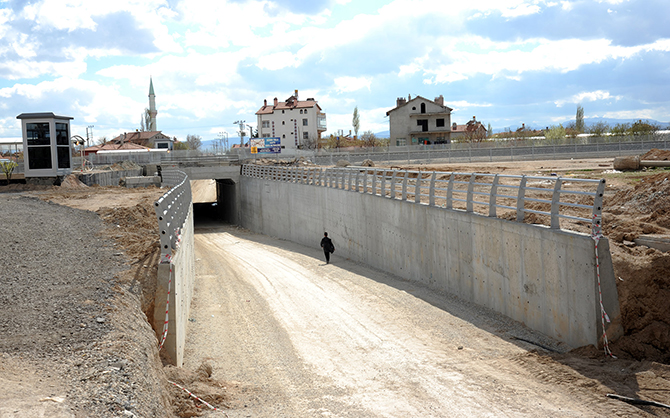 Hızlı tren hattına 4 adet araç alt geçidi yapılıyor