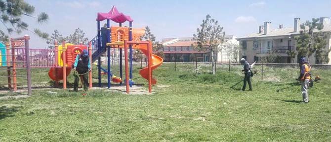 Beyşehir’deki park bahçelerde mesai