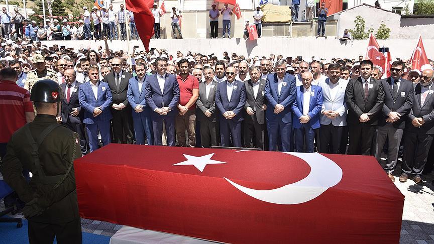 Teröristlerin şehit ettiği öğretmen son yolculuğuna uğurlandı