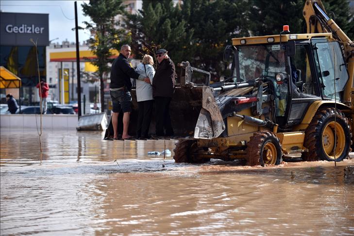 Mersin'de mahsur kalan 2 kişi kurtarıldı