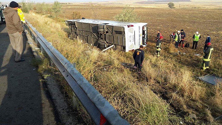 Ankara'da yolcu otobüsü devrildi