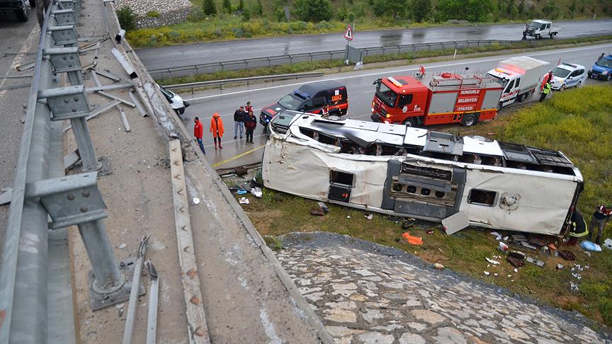 Çorum'da yolcu otobüsü üst geçitten düştü: 48 yaralı