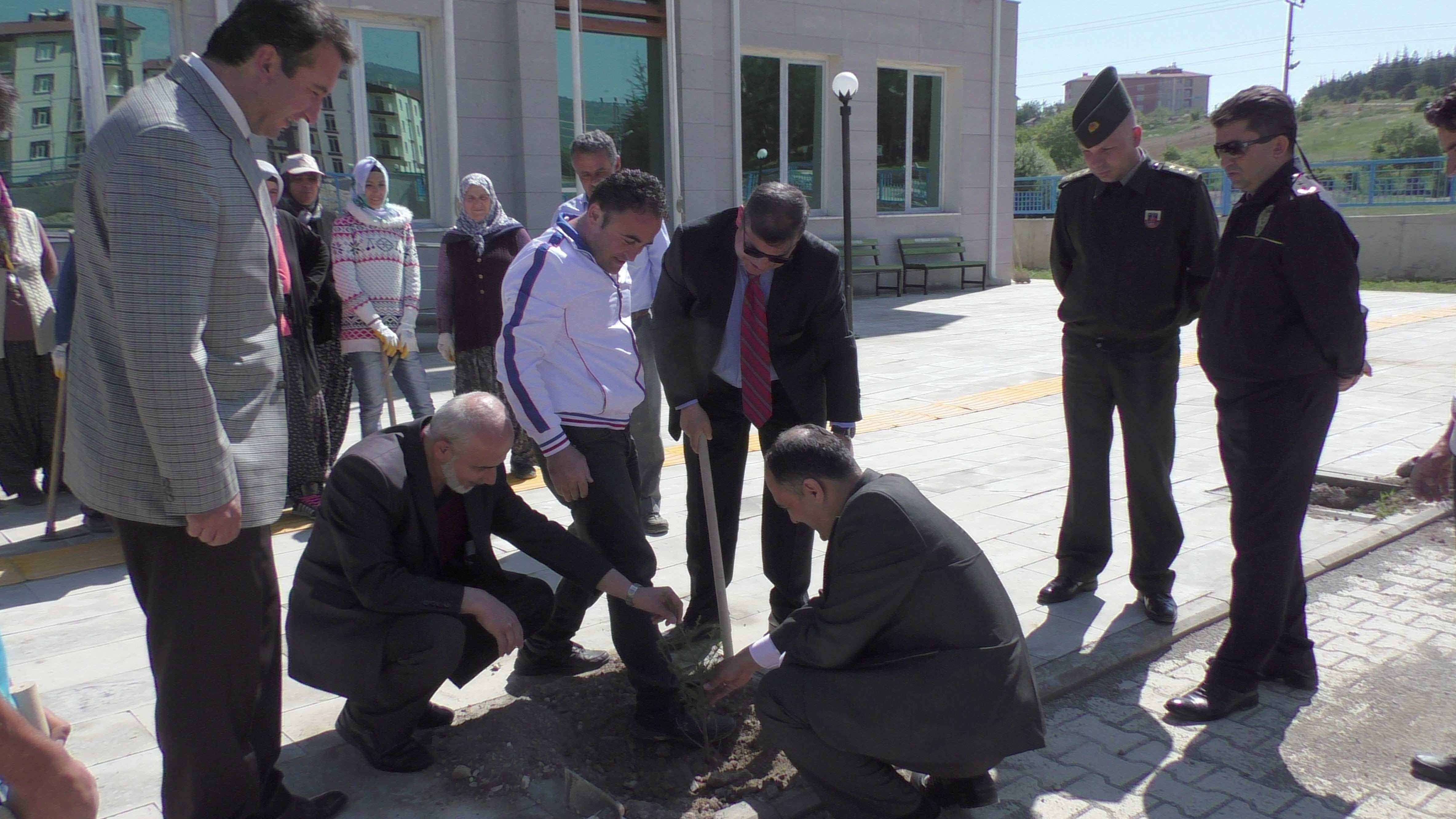 Beyşehir’de Gençlik Merkezinin Bahçesi Ağaçlandırıldı