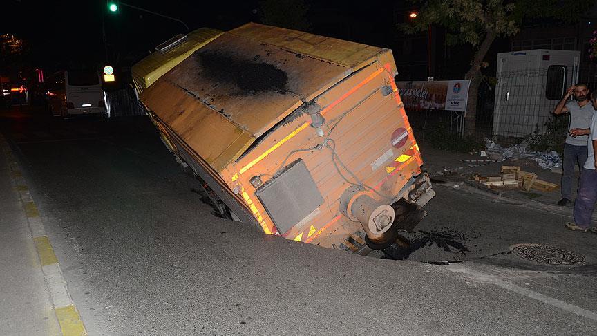 Maltepe'de yolda göçük