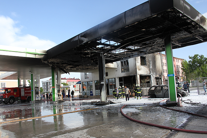 Petrol istasyonunda çıkan yangın söndürüldü