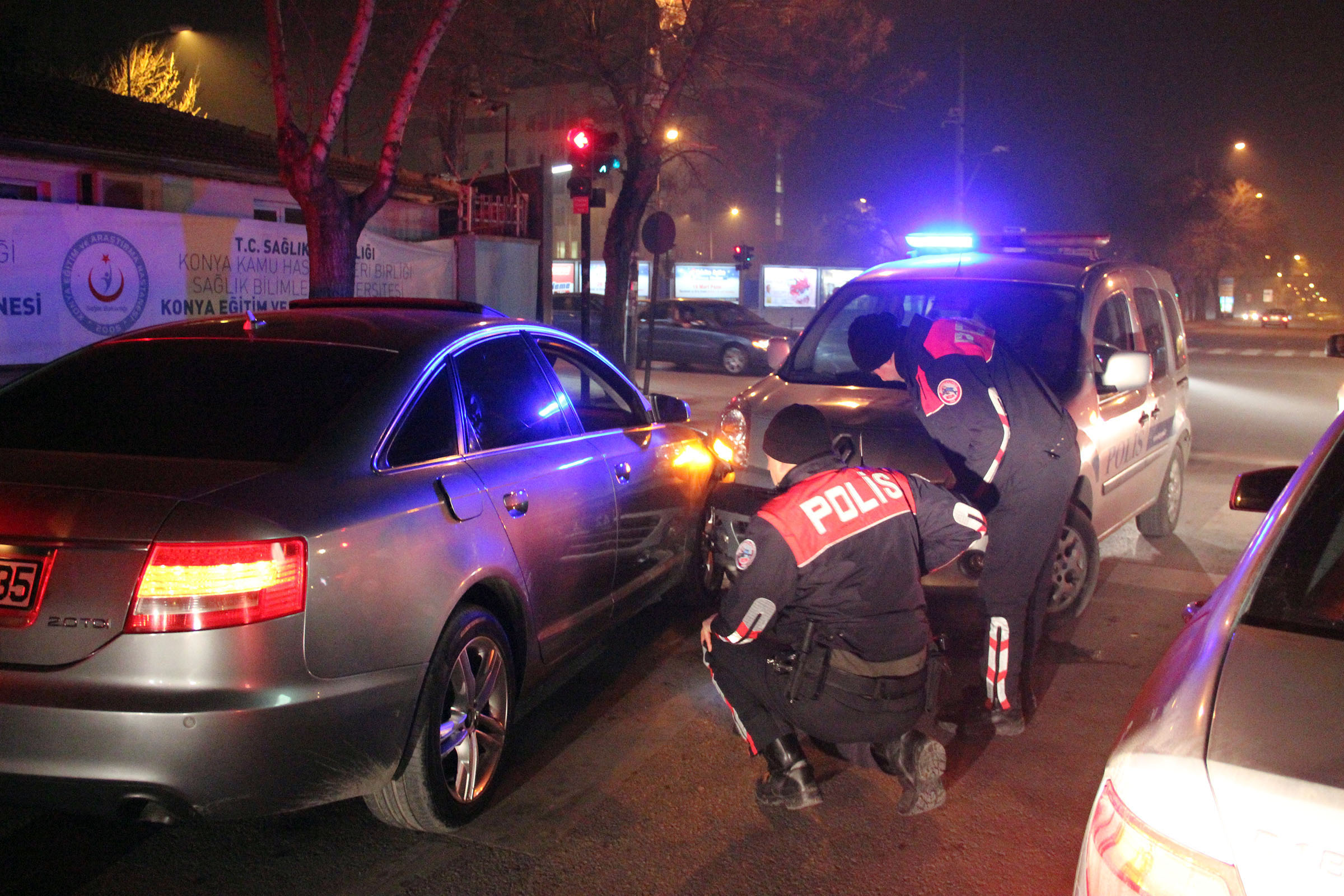 Bıçaklı kavga şüphelileri otomobille polis aracına çarptı