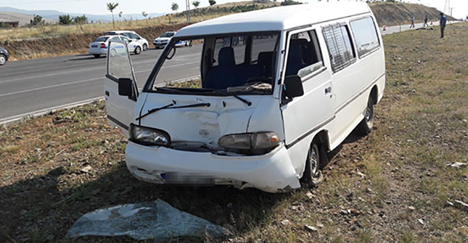 Sürücüsü uyuyan minibüsün çarptığı trafik polisi şehit oldu