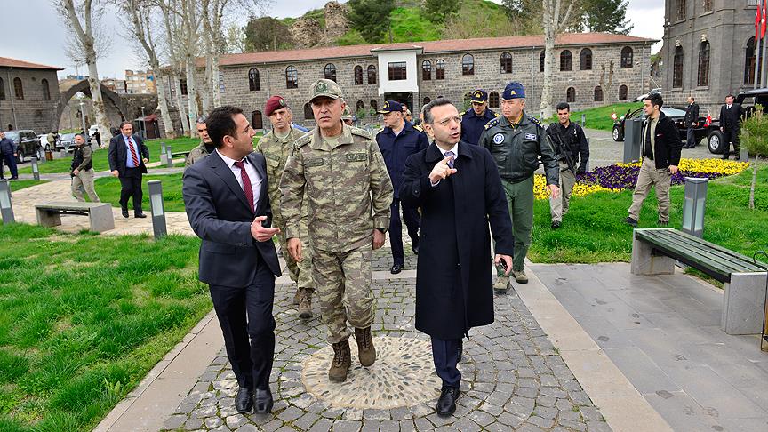 Orgeneral Akar Diyarbakır ve Batman'daki birlikleri denetledi