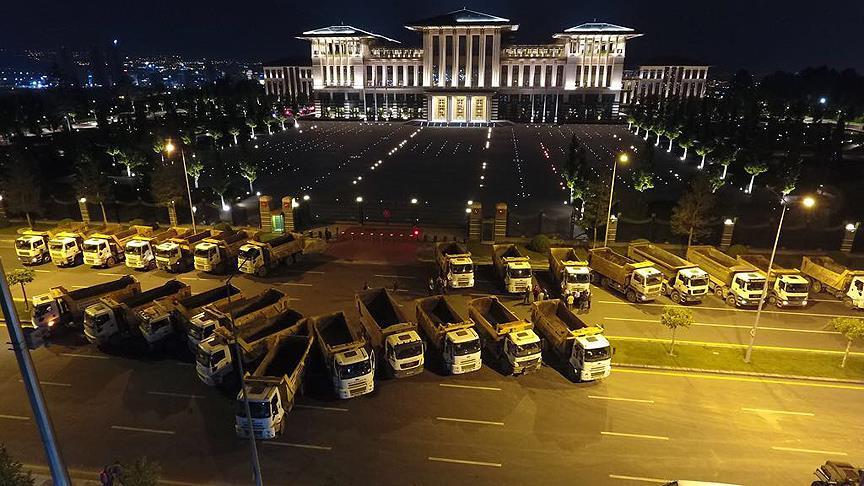 Külliye önüne park eden kamyonlar 15 Temmuz'u hatırlattı