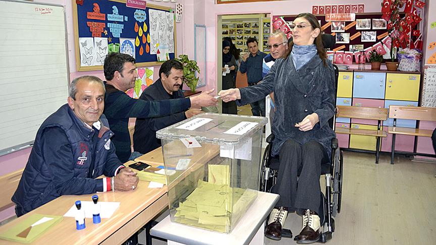 Dünyanın 'en uzun genç kızı' oyunu kullandı