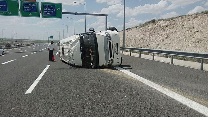 Tarım işçilerini taşıyan minibüs devrildi: 13 yaralı