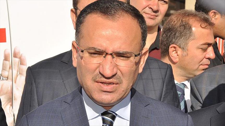 Bakan Bozdağ'dan Viyana Büyükelçiliğine pankart asılmasına tepki