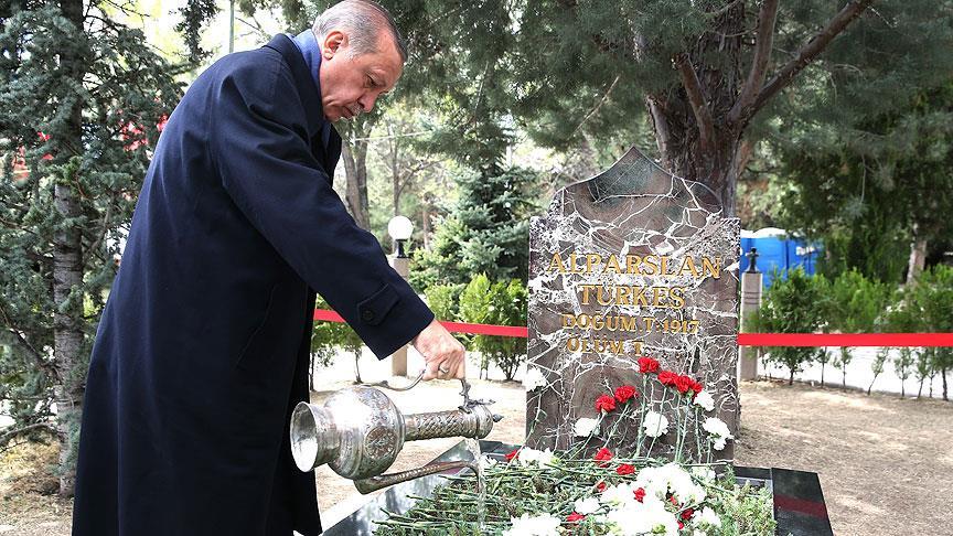 Erdoğan'dan Türkeş'in kabrine ziyaret